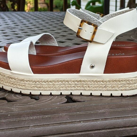 MIA  Size 8  White Sandals - Espadrille - Picture 2 of 7